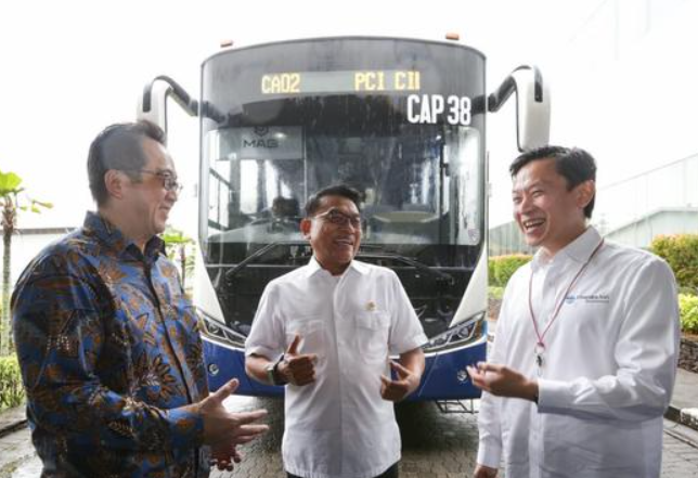 Moeldoko Resmikan Penggunaan Bus Listrik di Chanda Asri