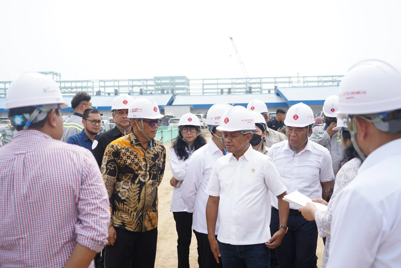 Menteri Investasi Bahlil Lahadalia melakukan kunjungan kerja di PT Lotte Petrochemical Indonesia