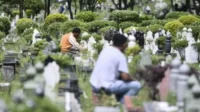 hukum mencabut rumput di atas kubur