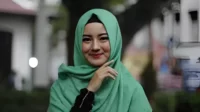 Gaya Fashion dengan Baju Hitam Celana Hitam Jilbab Hijau