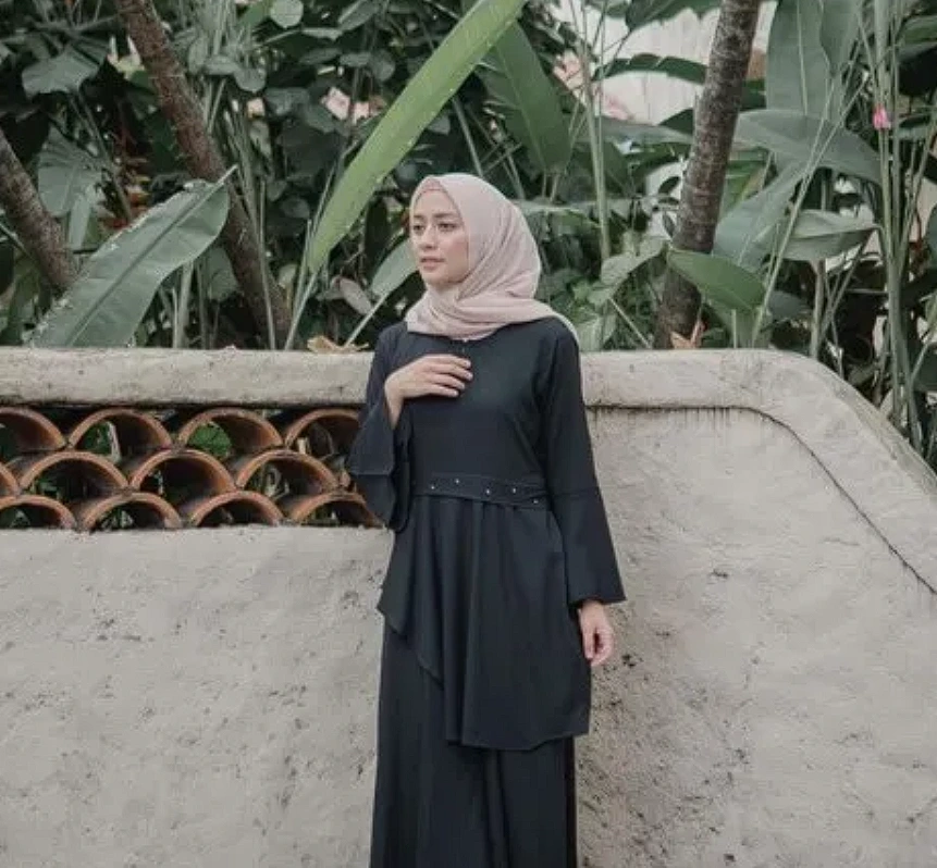 Baju Gamis Hitam Cocok dengan Jilbab Warna Apa
