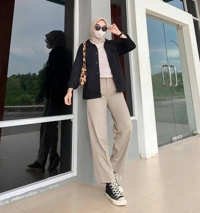 Baju Hitam Cocok dengan Celana Warna Apa