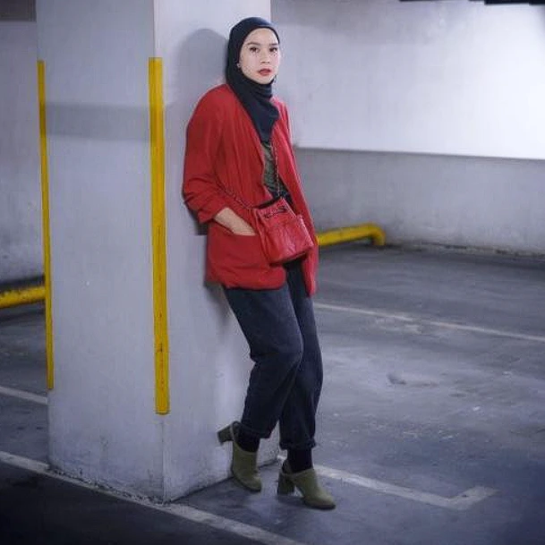 Celana Hitam dengan Baju Merah