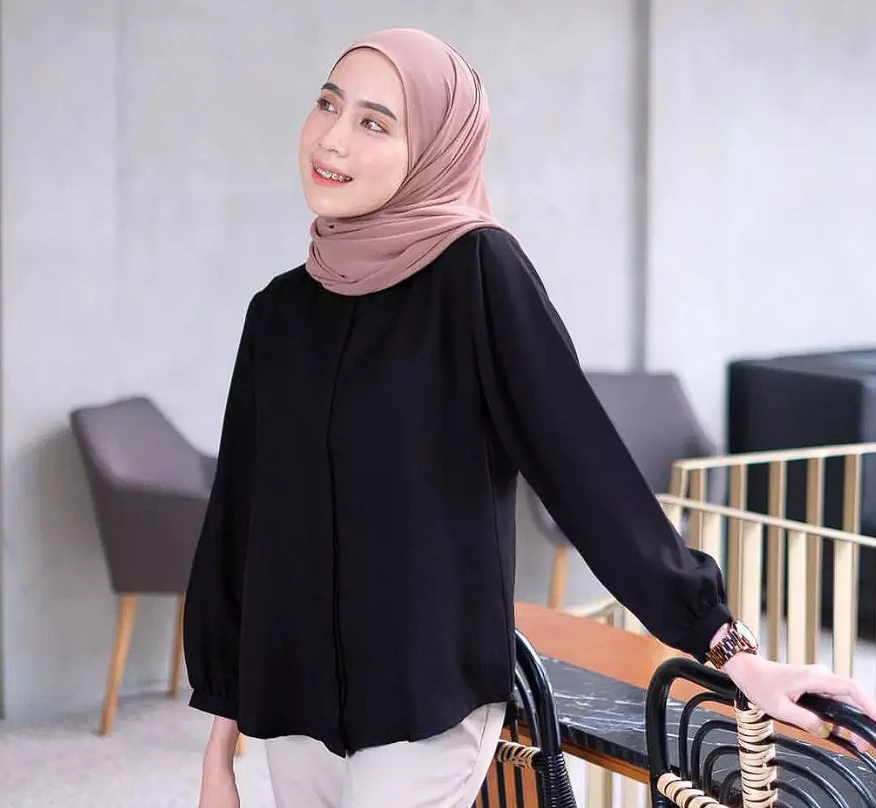 Kombinasi Warna Baju Hitam dan Hijab