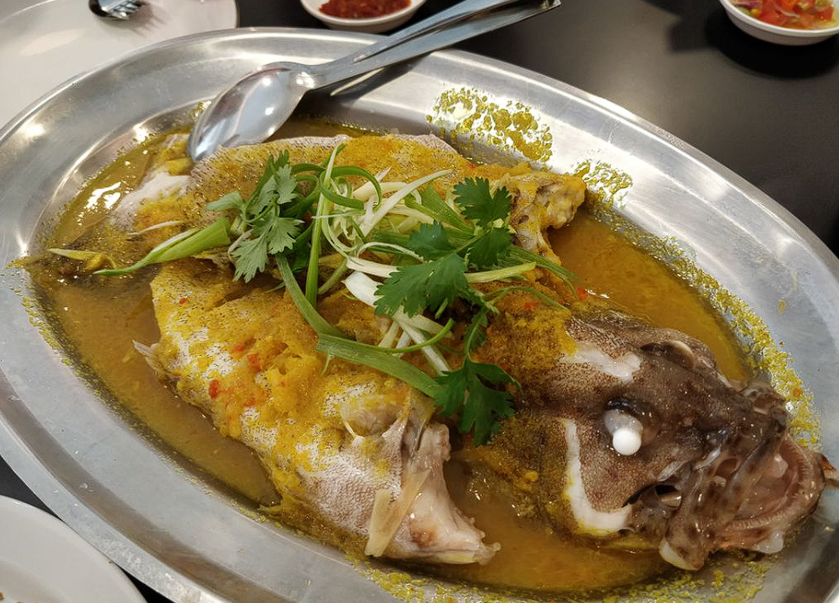 Makan dan Belanja di Sawarna Srikandi
