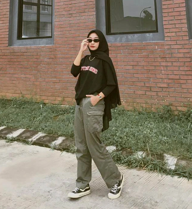 OOTD dengan Kaos Hitam dan Hijab
