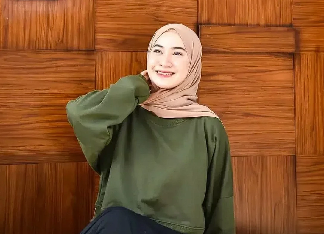 baju hijau dengan jilbab kuning