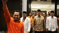 Bakal calon presiden Anies Baswedan (kedua kanan) berjalan masuk ke dalam hotel saat tiba di Makassar, Sulawesi Selatan, Kamis (13/7/2023).
