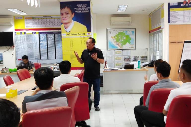 Helldy Agustian Beri Motivasi Sales Toyota Palembang