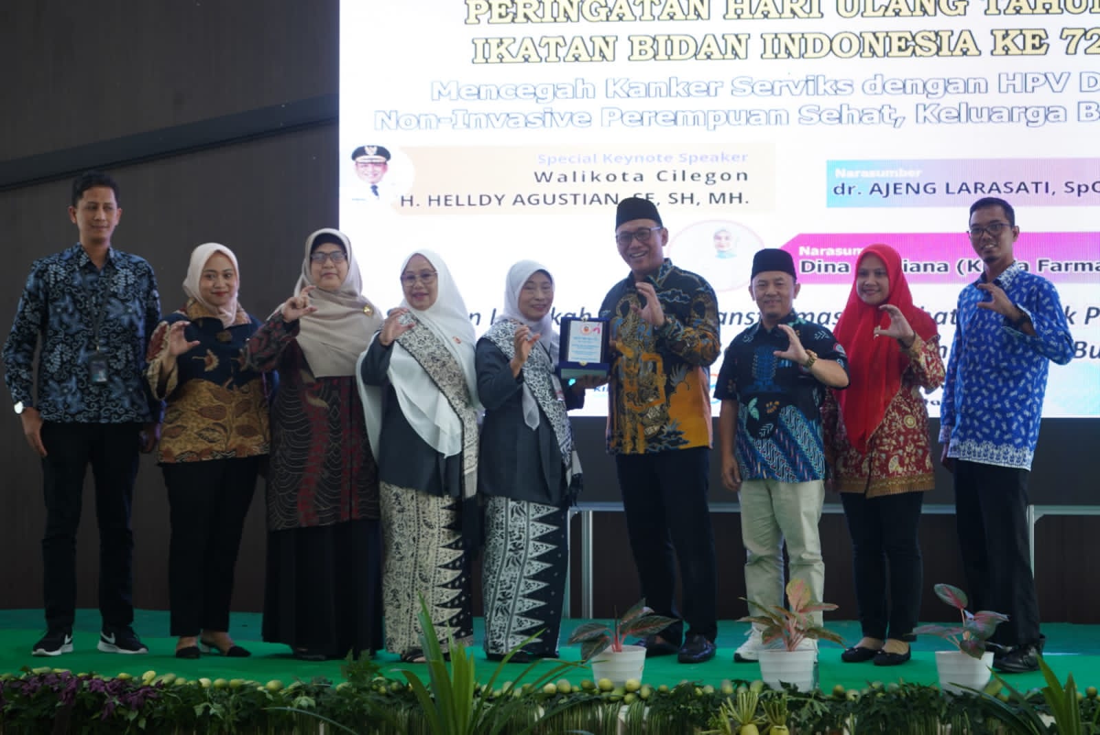 Wali Kota Helldy Agustian Foto Bersama dengan Bidan Sundari dalam acara peringatan HUT Ikatan Bidan Indonesia (IBI) ke-72 di Kota Cilegon.