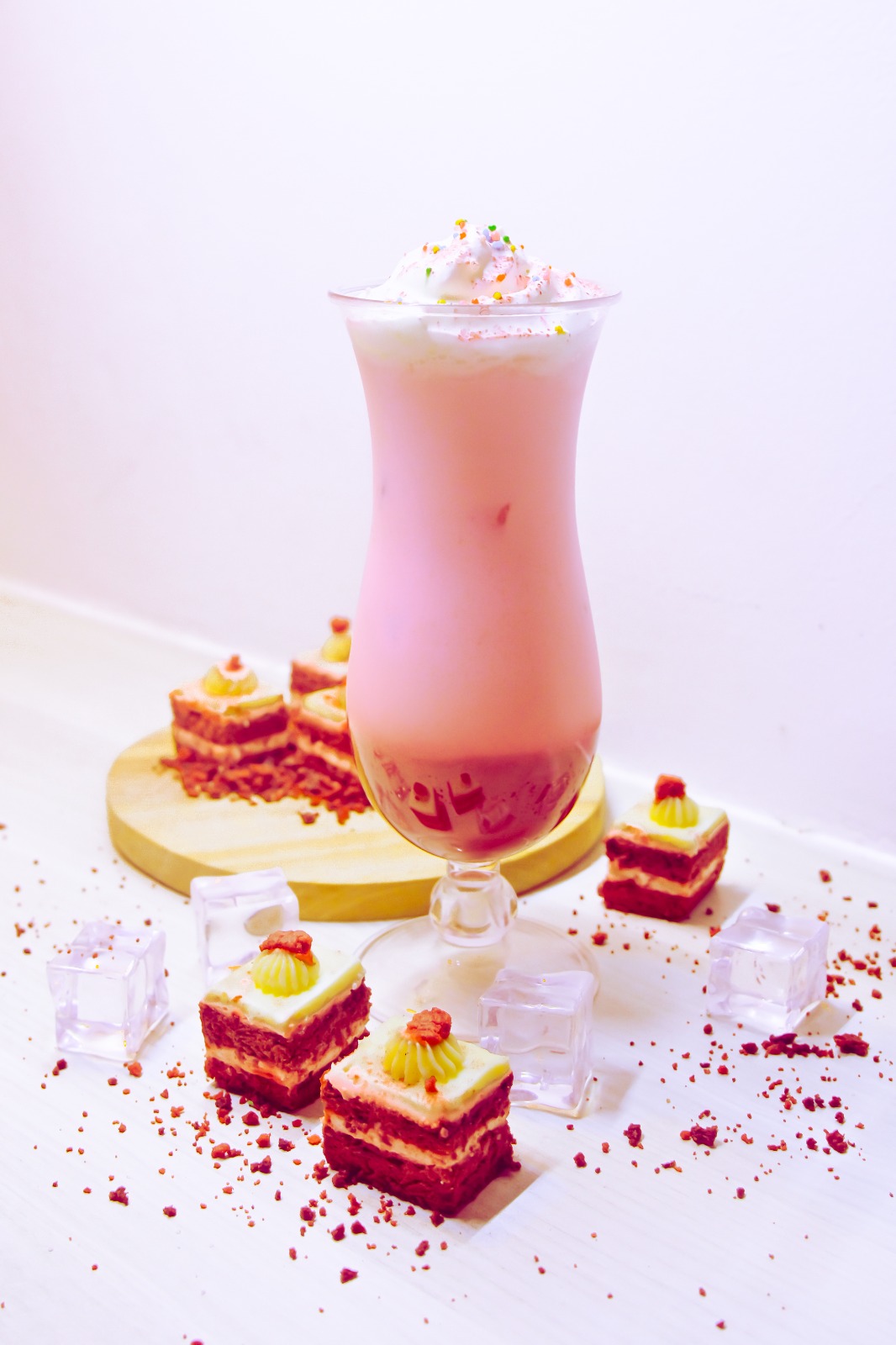 Minuman Red Dependence merah putih dengan rasa red velvet di ASTON Anyer