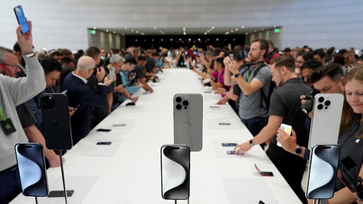 Foto : Apple resmi meluncurkan iPhone 15. (REUTERS/Loren Elliott)