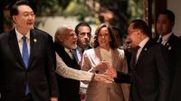 Foto: Wapres AS Kamala Harris di tengah PM India Narendra Modi dan PM Malaysia Anwar Ibrahim (via REUTERS/POOL)