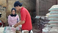 Penjual beras di Pasar Induk Rau Kota Serang, Sabtu (9/9/2023) (Foto: Antara).