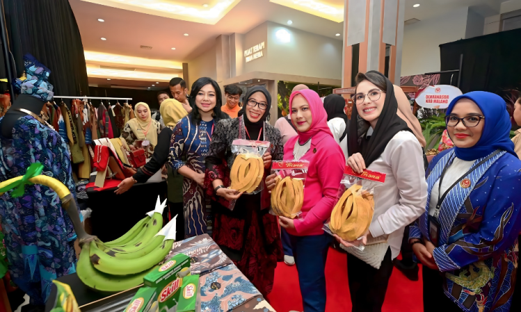 Ibu Iriana Jokowi mengunjungi stand Pisang Agung pada Pameran Jawa Timur di Lumajang