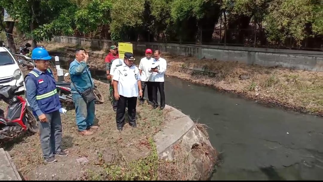 Antisipasi Banjir, Camat Ciwandan Pantau Proses Normalisasi Sungai