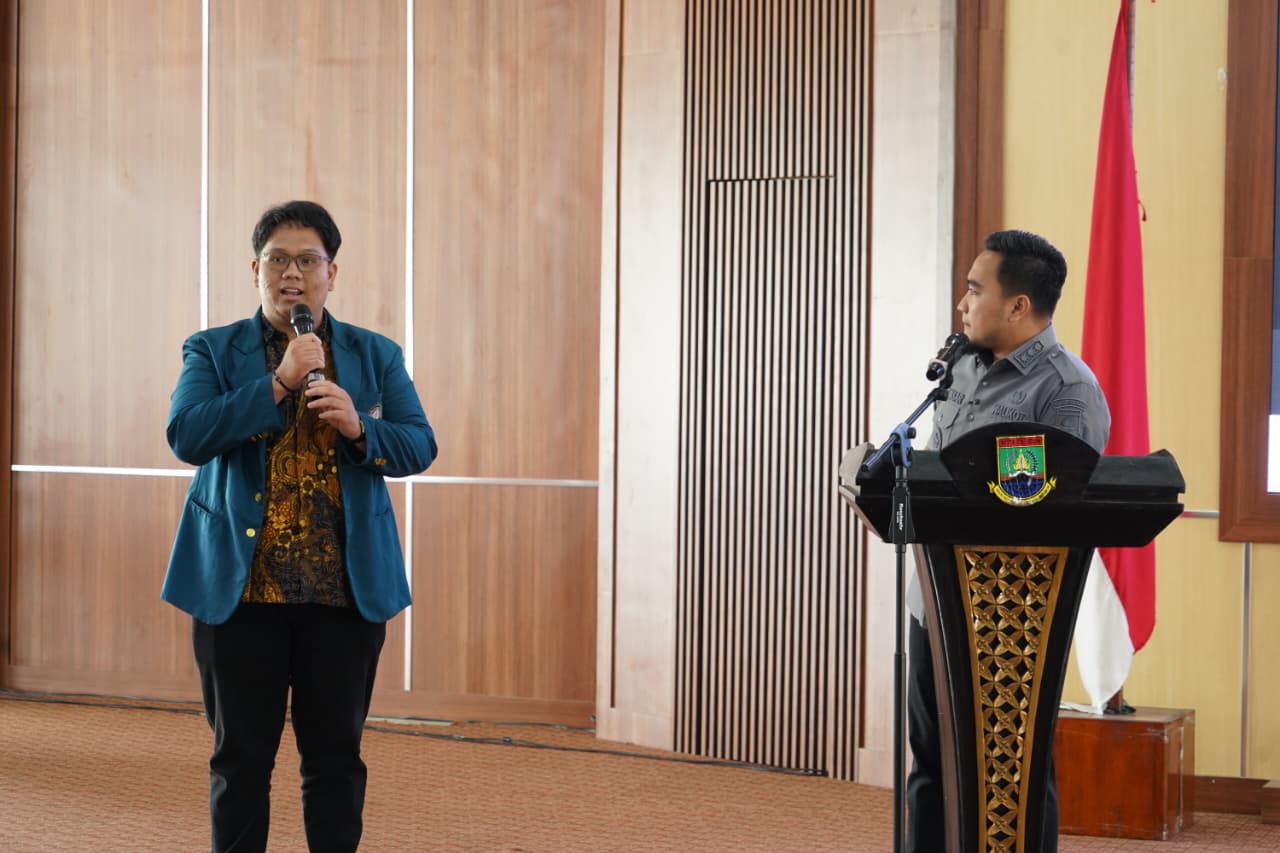 Wali Kota Cilegon Robinsar terlihat bercengkrama dengan para penerima Beasiswa Cilegon Juare, menunjukkan kedekatan dan komitmen Pemkot dalam mendukung masa depan pendidikan generasi muda.